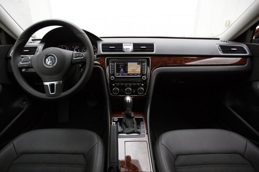  Volkswagen Passat 2011 года  (US) (фото 101 из 111)